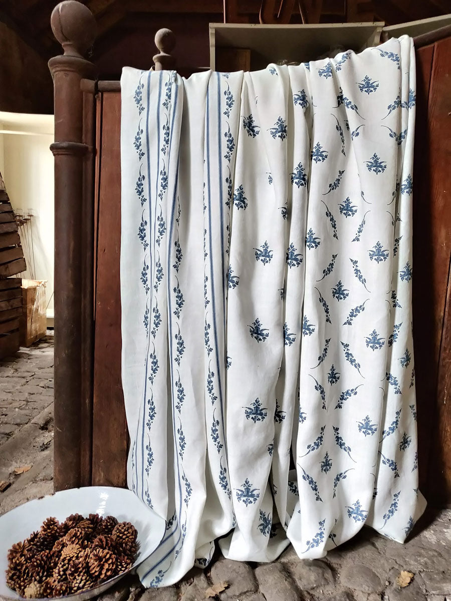 Trifolium Marchprint Linen / Midnight on Ivory