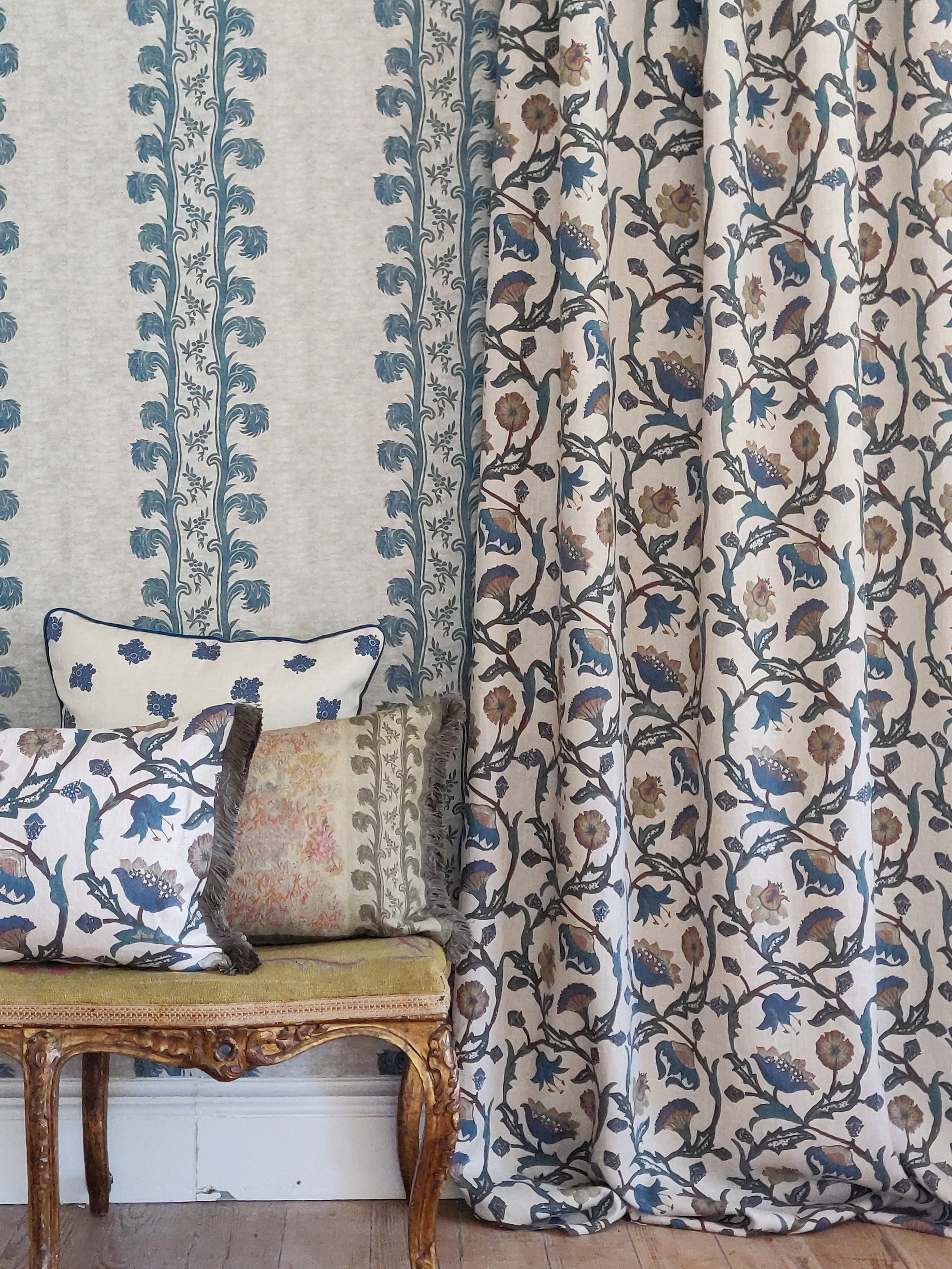 Plume Stripe Wallpaper / Teal Plume Stripe Wallpaper / Teal
