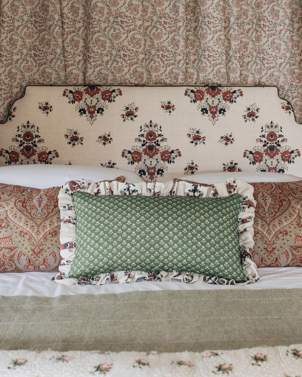 Daisy Linen Frilled Cushion / Fern