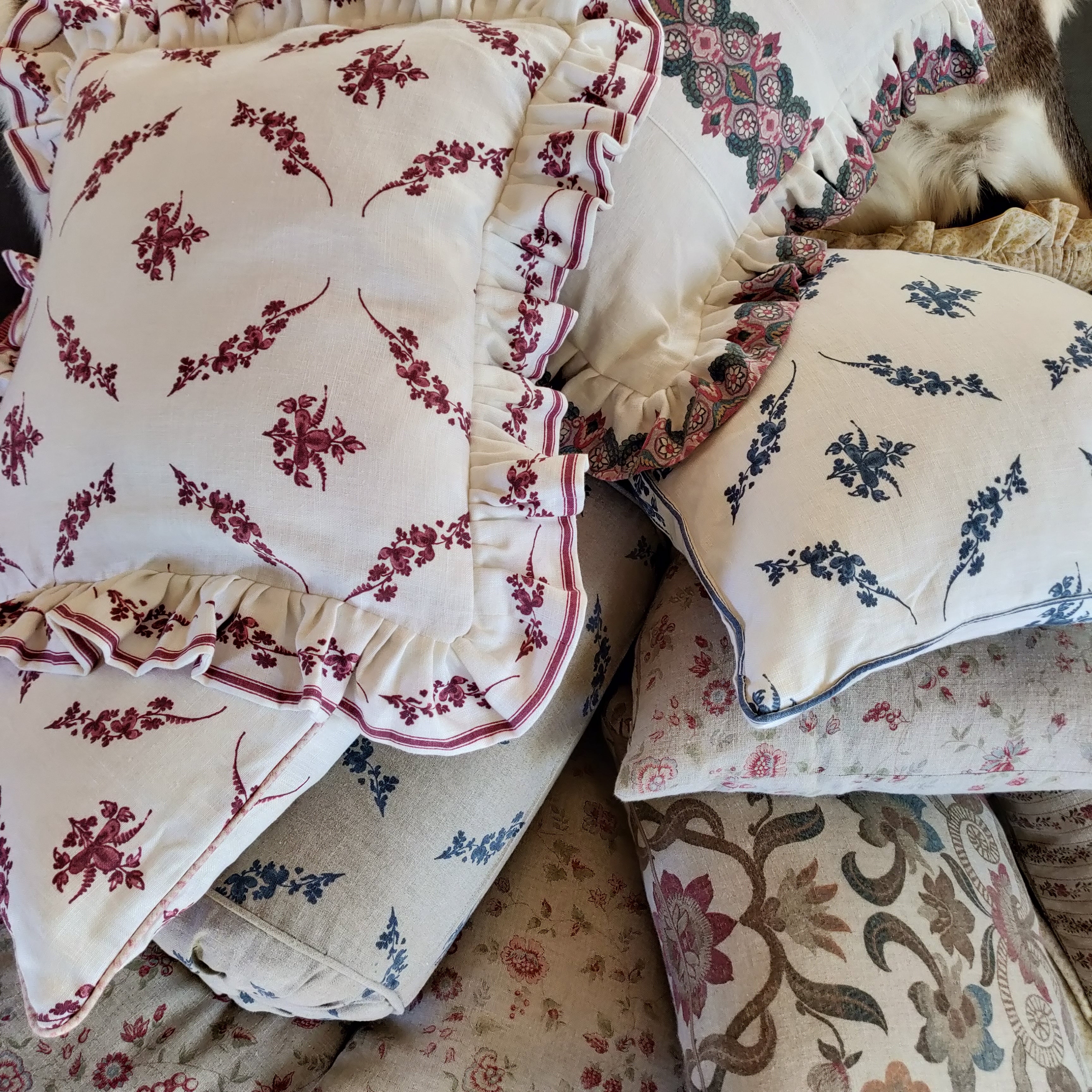 Trifolium Marchprint Linen / Raspberry on Ivory