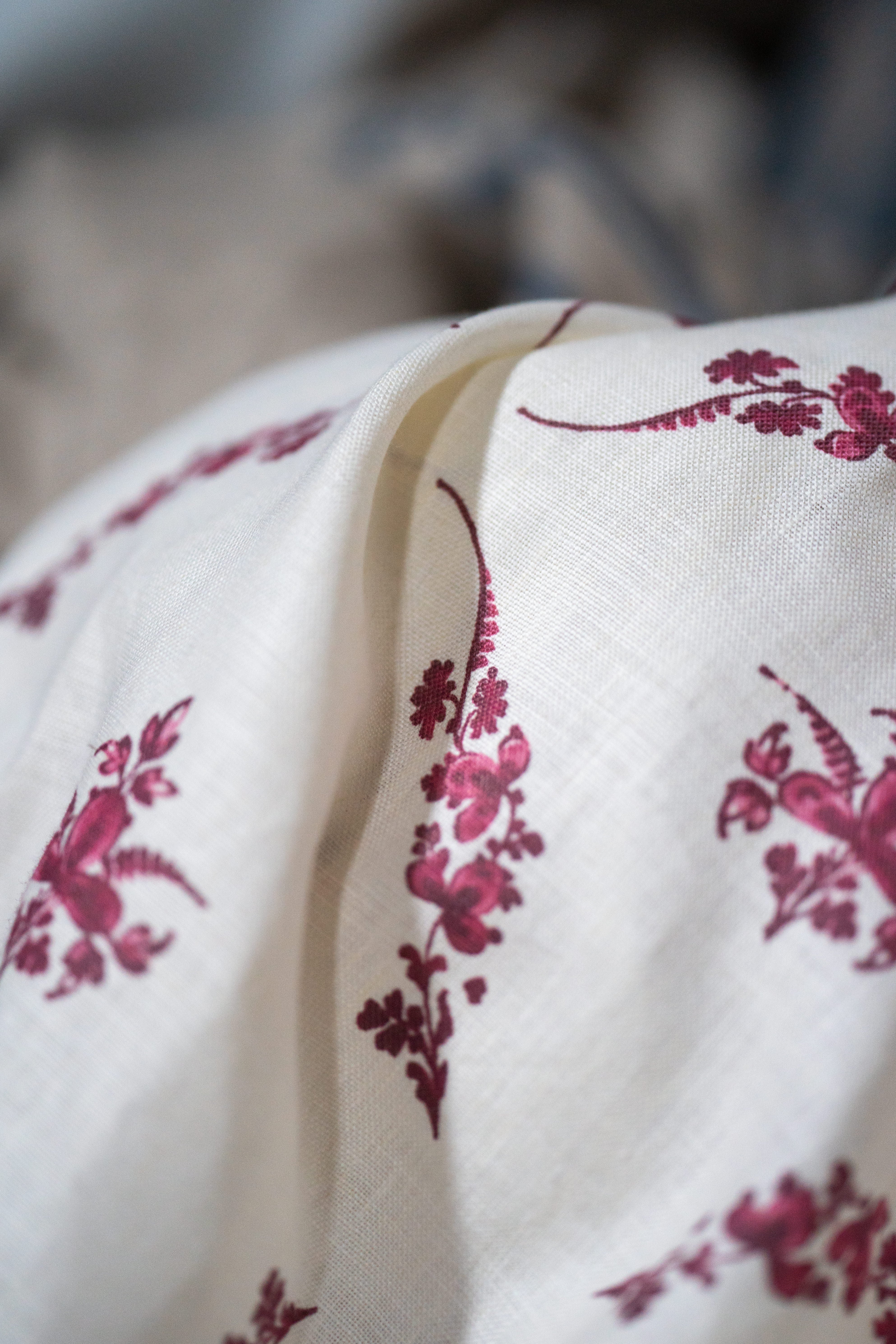 Trifolium Wreath Linen / Raspberry on Ivory