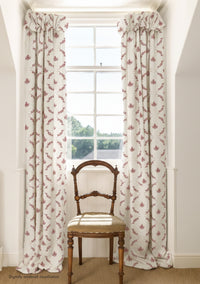 Trifolium Wreath Linen / Raspberry on Ivory