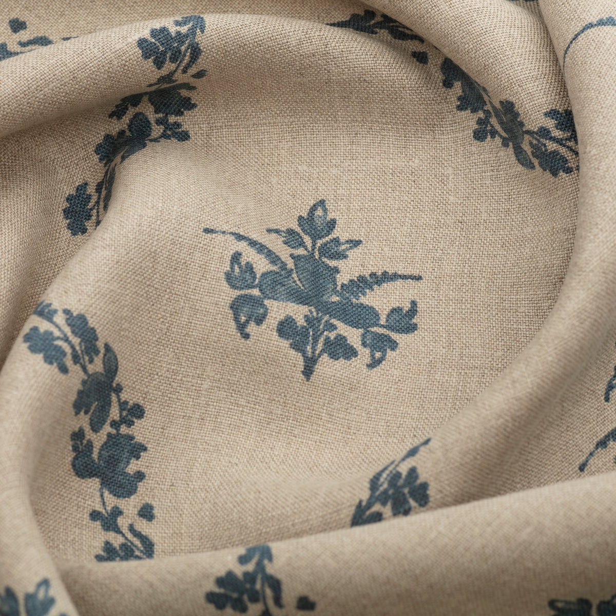 Trifolium Wreath Linen / Midnight on Natural Samples