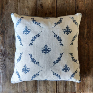 Trifolium Wreath Midnight Linen Cushion | 50 x 50cm