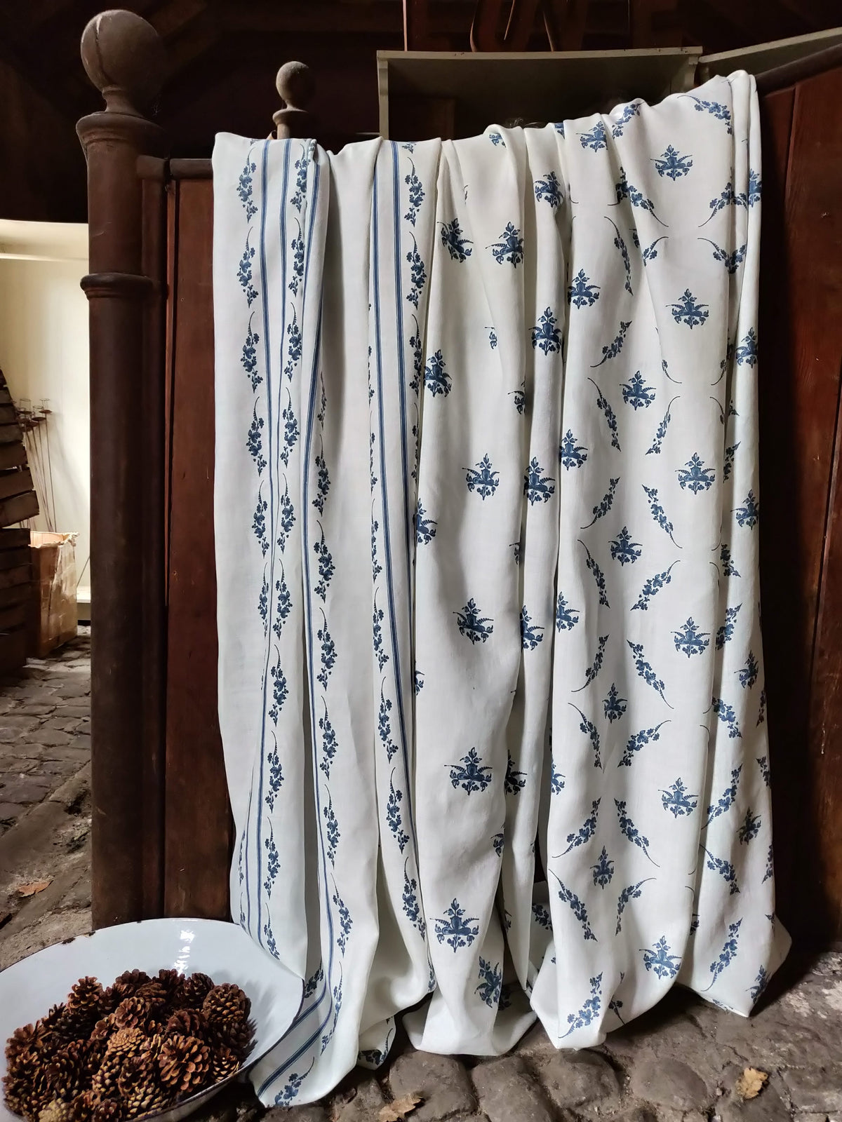 Trifolium Clover Linen / Midnight on Ivory