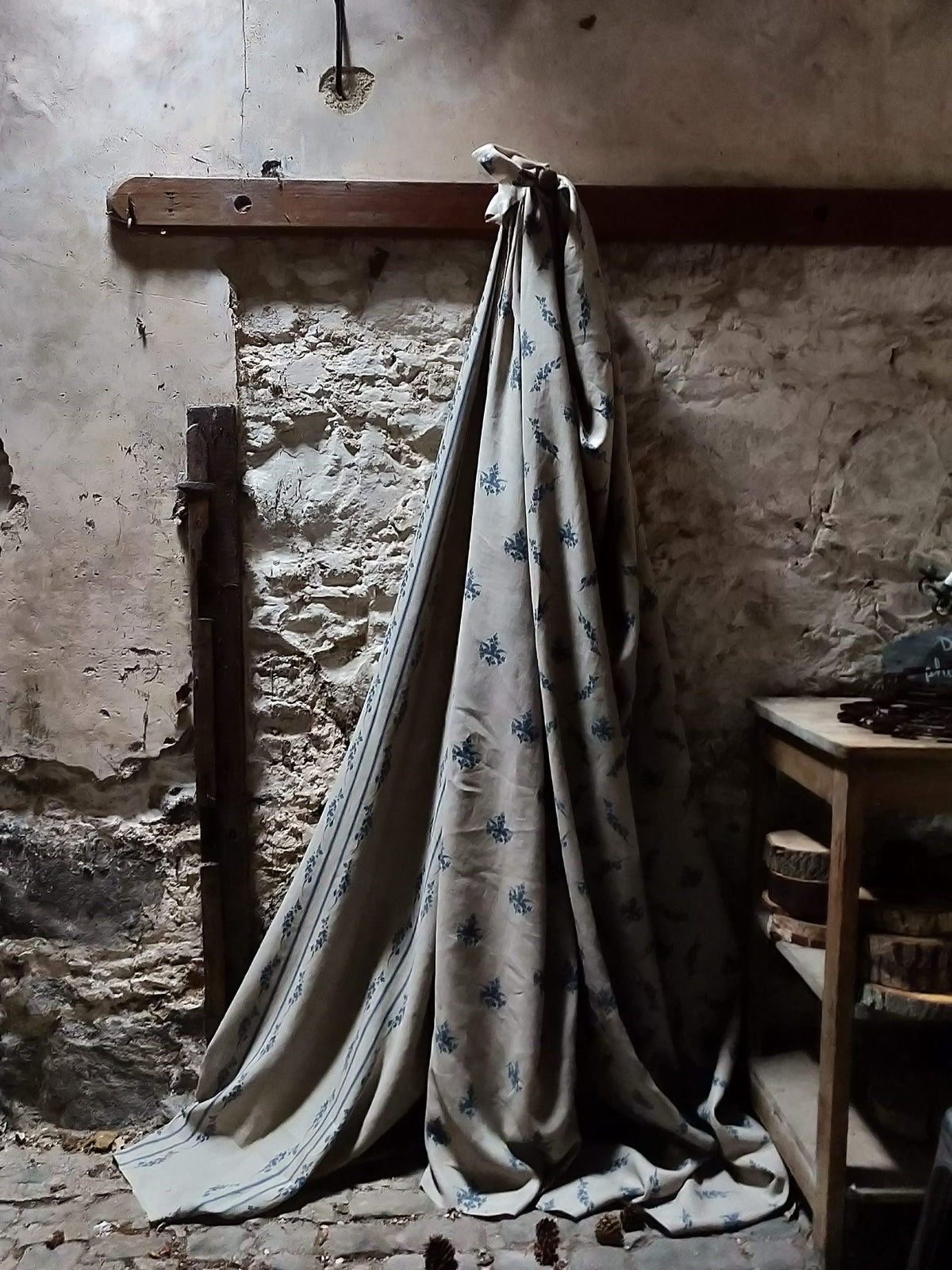 Trifolium Clover Linen / Midnight on Natural